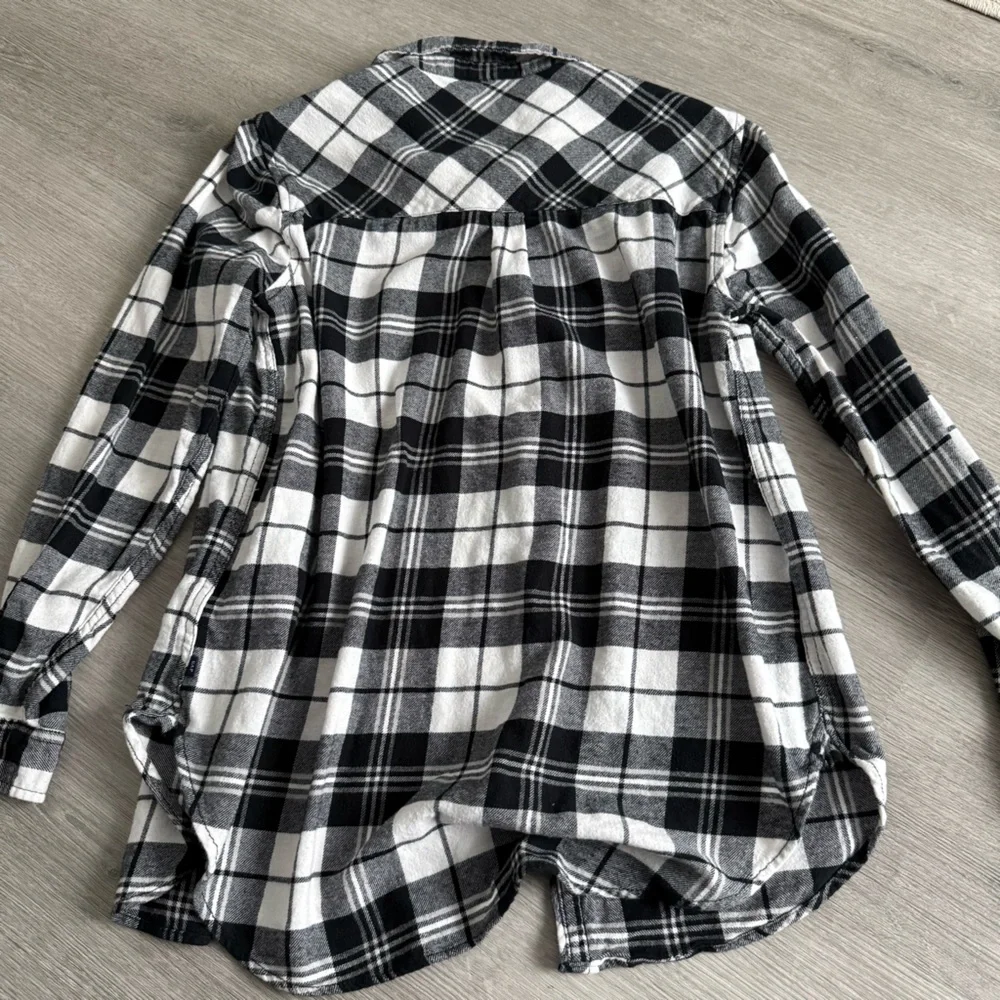 GAP Women’s Black and White Plaid Shirt - Picture 3 of 3